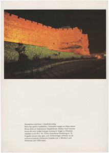 Jerusalems stadsmur i fasadbelysning. Hela den gamla stadsdelen i